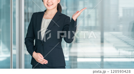 案内・紹介・おすすめ・提案する若いアジア人ビジネスウーマン 案内・紹介・おすすめ・提案する若いアジア人ビジネスウーマン 120593428