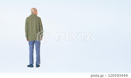 周りを見回すシニア男性の後ろ姿の全身写真 120593449