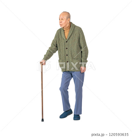 杖をついて歩くシニア男性　手作業で精密に切り抜いた背景透過全身写真PNG 120593635