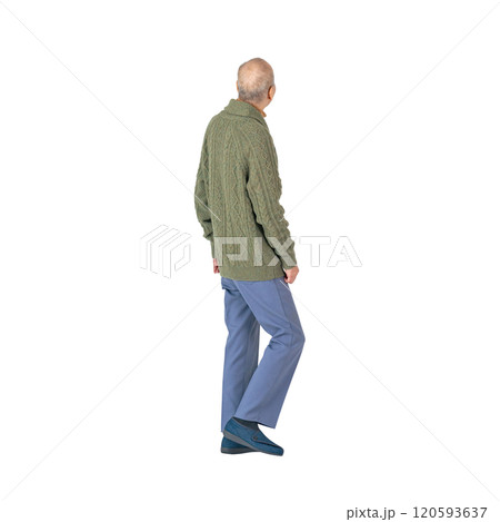歩きながら上を見上げるシニア男性の後ろ姿　手作業で精密に切り抜いた背景透過全身写真PNG 120593637