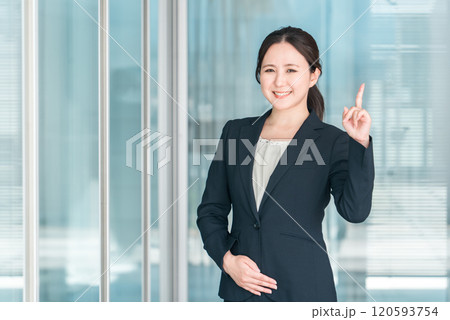 指差しをするビジネスウーマン（ポイント・アドバイス・説明・注目） 120593754
