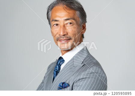 ビジネス　シニア男性　クール 120593895