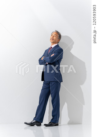 ビジネス シニア男性 ポートレート 縦 ビジネス シニア男性 ポートレート 縦 120593903