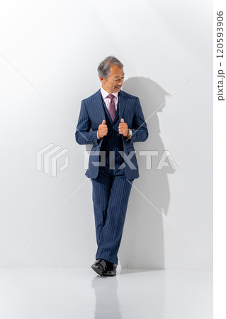 ビジネス　シニア男性　ポートレート　縦 120593906