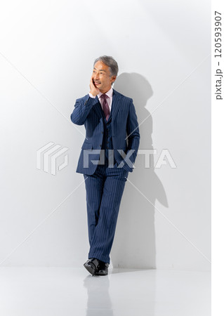 ビジネス　シニア男性　ポートレート　縦 120593907
