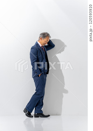 ビジネス シニア男性 ポートレート 縦 ビジネス シニア男性 ポートレート 縦 120593910