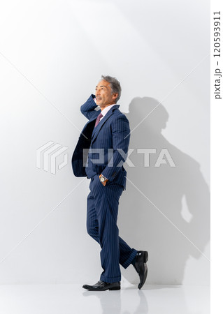 ビジネス シニア男性 ポートレート 縦 ビジネス シニア男性 ポートレート 縦 120593911