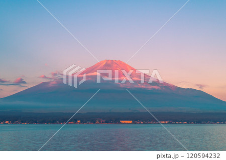 【山中湖からの朝焼けの富士山】 120594232