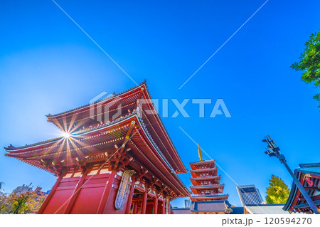 日本の東京都市景観　ホテル…。青空が広がる東京。浅草寺の宝蔵門や五重塔などを望む。新時代へ＝25日 120594270