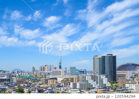 唐人町・大濠公園方面から望む早良区百道浜、地行浜、福岡タワー一帯　2024春　朝カラー 120594294