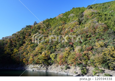 紅葉に染まる奈良県川上村の山 紅葉に染まる奈良県川上村の山 120594338