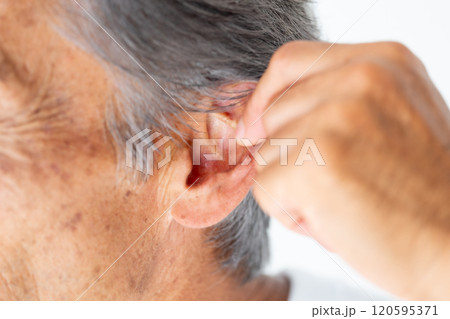 シニア　男性　耳　 120595371