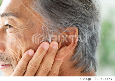 シニア　男性　耳　 120595375