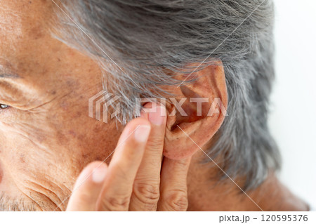 シニア　男性　耳　 120595376