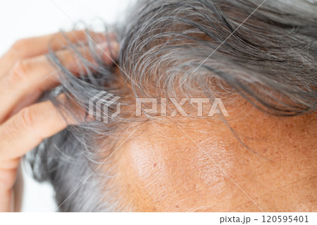 シニア　男性　ヘアケア　グレイヘア 120595401