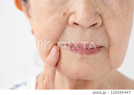 シニア 女性 口元 ほうれい線 シニア 女性 口元 ほうれい線 120595447