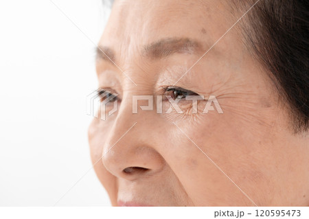 女性 目元 シニア 女性 目元 シニア 120595473