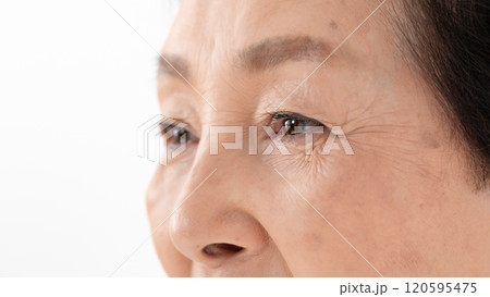 女性　目元　シニア 120595475