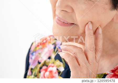 シニア　女性　口元　ほうれい線 120595478