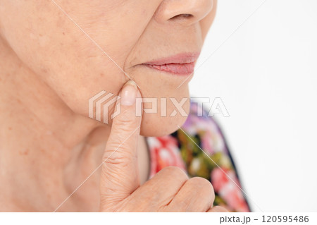 シニア　女性　口元　ほうれい線 120595486