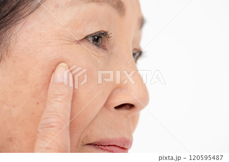 女性　目元　シニア 120595487