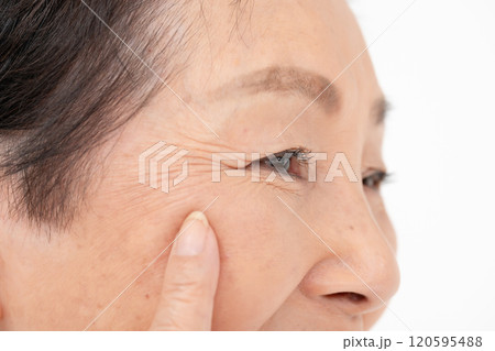 女性　目元　シニア 120595488