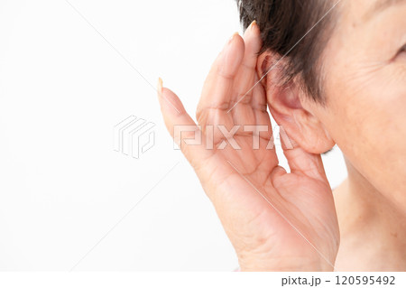 シニア　女性　耳 120595492