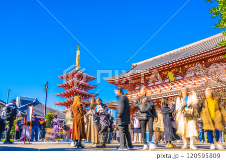 日本の東京都市景観 11月。外国人観光客らで賑わう浅草寺＝25日 120595809