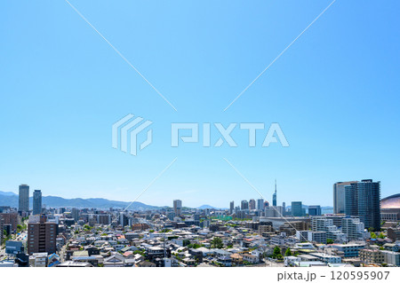 唐人町・大濠公園方面から望む早良区百道浜、地行浜、福岡タワー一帯広角　2024春　朝昼カラー中間 120595907