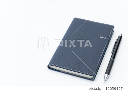 2025年のスケジュール帳とボールペン 2025年のスケジュール帳とボールペン 120595974