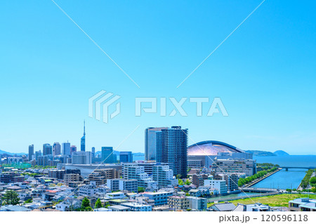 唐人町・大濠公園方面から望む早良区百道浜、地行浜、福岡タワー一帯　2024春　朝カラー 120596118