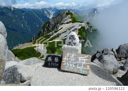 夏の長野県南北の雄大な山々 120596122