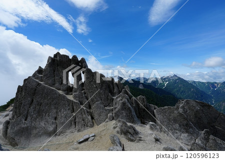 夏の長野県南北の雄大な山々 夏の長野県南北の雄大な山々 120596123