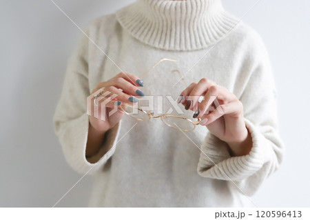 ニットの女性 120596413