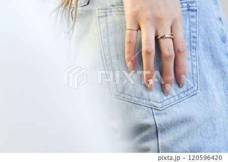 デニムを履いた女性 デニムを履いた女性 120596420
