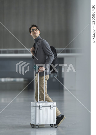 キャリーバッグを持って歩く40代の男性 キャリーバッグを持って歩く40代の男性 120596430