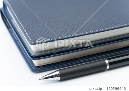 2冊の手帳とボールペンのクローズアップ 120596446