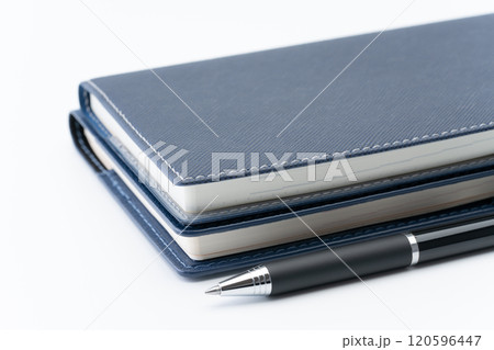 2冊の手帳とボールペンのクローズアップ 120596447