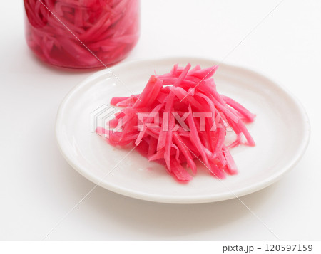 白い皿に盛られた紅生姜 120597159