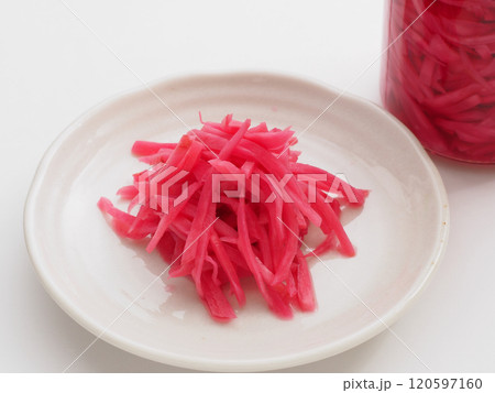 白い皿に盛られた紅生姜 白い皿に盛られた紅生姜 120597160