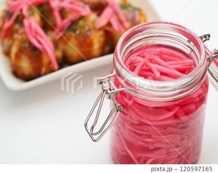 保存瓶に入った紅生姜と皿に盛られたたこ焼き 120597165
