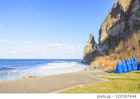 セタカムイ岩のある海岸線 北海道・古平町の絶景風景 120597444