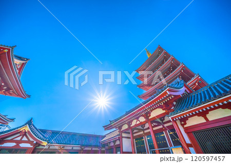 日本の東京都市景観　希望の光…青空が広がる東京。浅草寺の宝蔵門や五重塔などを望む。新時代へ＝25日 120597457