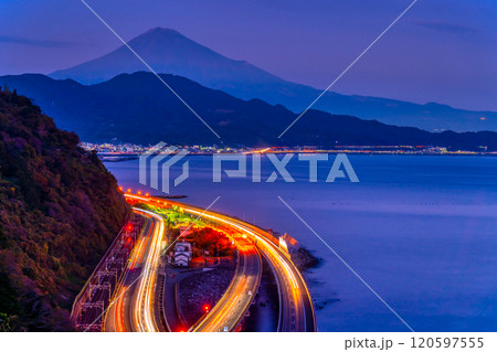 夜の富士山と高速道路 120597555