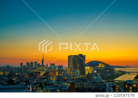 唐人町・大濠公園方面からの早良区百道浜、地行浜、福岡タワー　快晴な空の夕暮れ　夜景レトロカラー 120597570