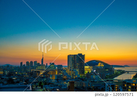 唐人町・大濠公園方面からの早良区百道浜、地行浜、福岡タワー 快晴な空の夕暮れ 夜景レトロカラー青み強 唐人町・大濠公園方面からの早良区百道浜、地行浜、福岡タワー 快晴な空の夕暮れ 夜景レトロカラー青み強 120597571