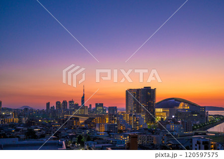 唐人町・大濠公園方面からの早良区百道浜、地行浜、福岡タワー　快晴な空の夕暮れ　夜景紫暖色 120597575