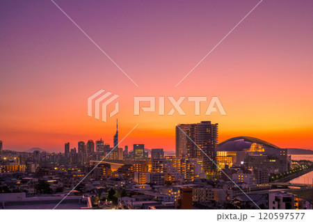 唐人町・大濠公園方面からの早良区百道浜、地行浜、福岡タワー 快晴な空の夕暮れ 夜景橙色赤み強め 唐人町・大濠公園方面からの早良区百道浜、地行浜、福岡タワー 快晴な空の夕暮れ 夜景橙色赤み強め 120597577