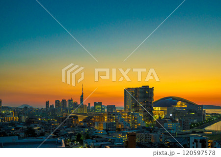 唐人町・大濠公園方面からの早良区百道浜、地行浜、福岡タワー　快晴な空の夕暮れ　夜景レトロカラー 120597578