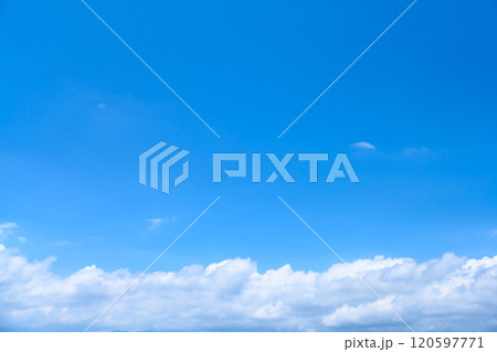 青空下部雲背景素材　バックグラウンド　枠 120597771